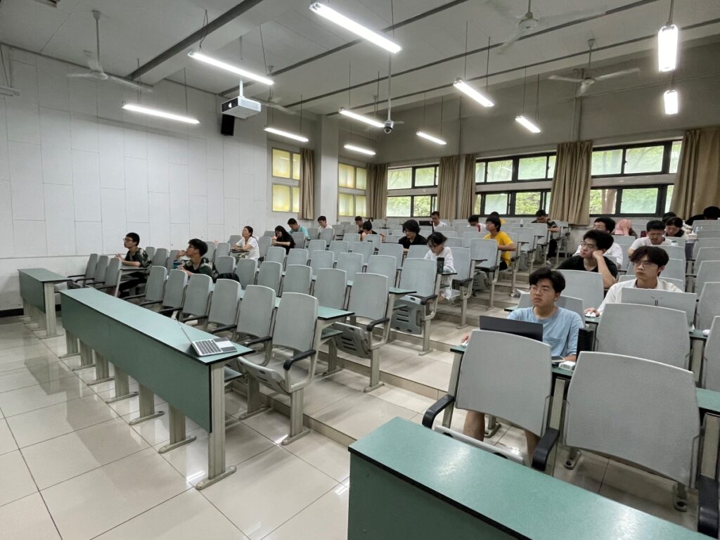 川井明が西安電子科技大での招待講義写真